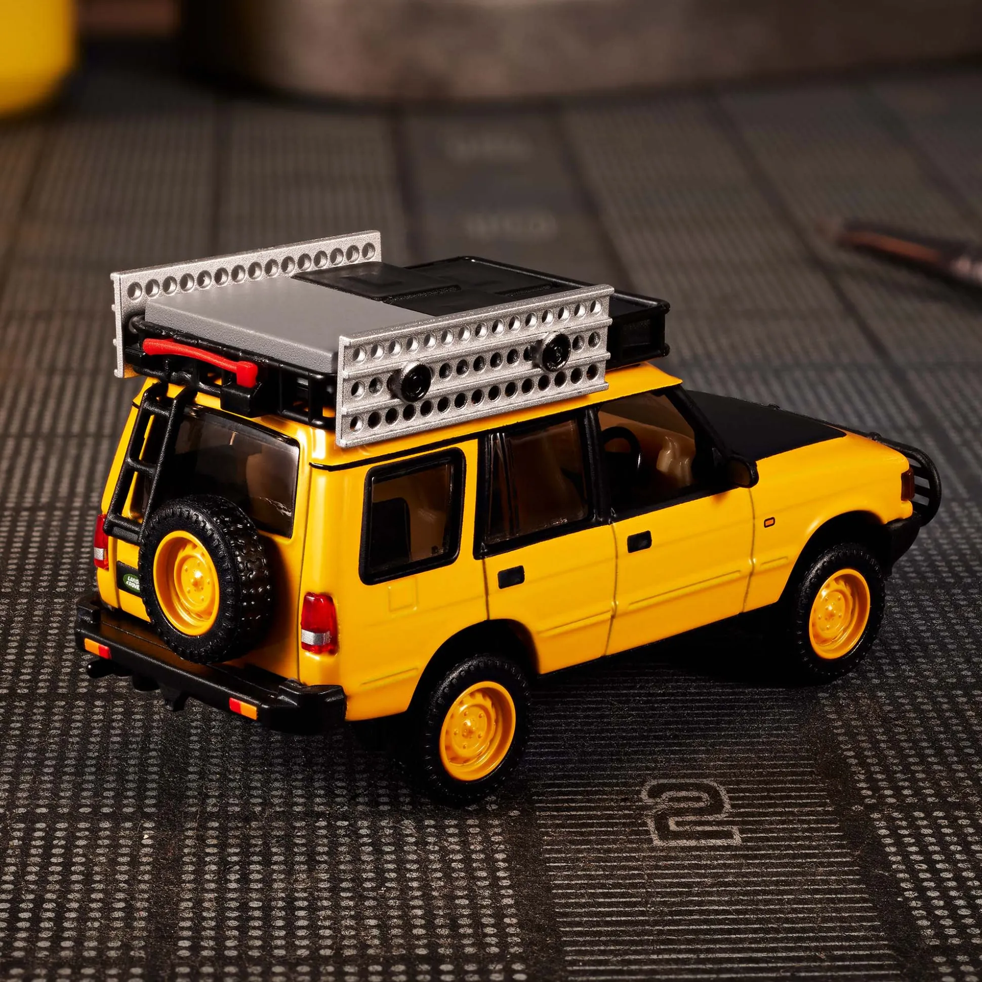 Hot Wheels Elite 64 Mod Shop '94 Land Rover Discovery